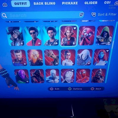 273 skins+254 bolsas+ 215 picaretas+ 159 paraquedas+ 472 emotes= 1373 itens