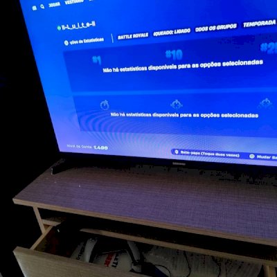 Conta de Fortnite, vinculada a psn e Xbox, conta com 82 skins.