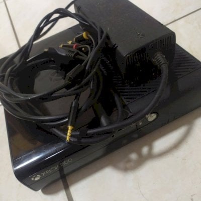 🟢 Xbox 360 E 2013 destravado com 5 jogos  1 controle com fio e kinect 🟢